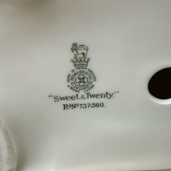 Retired Royal Doulton Bone China #HN1298 'Sweet and Twenty' Figurine - Picture 6 of 6